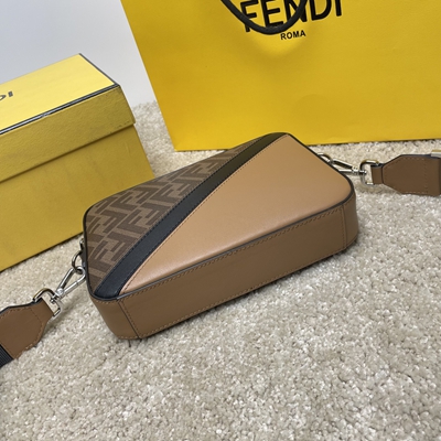 フェンディバッグ側面デザイン